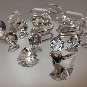 ĐÁ WHITE QUARTZ TỰ NHIÊN ĐA DẠNG KÍCH THƯỚC VÀ HÌNH DÁNG ĐẸP MẮT