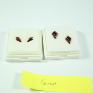 Garnet hình thoi cabochon - Bề mặt mượt, tôn màu đá tự nhiên