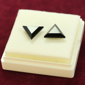 Obsidian hình tam giác