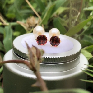 Hoa tai Vàng K18YG kết hợp đá Garnet 5.5mm và Ngọc Trai Akoya