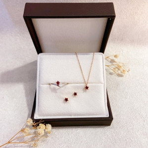 BỘ TRANG SỨC NGÔI SAO GỒM NHẪN, HOA TAI, DÂY CHUYỀN  CHẤT LIỆU VÀNG 10K & ĐÁ QUÝ GARNET