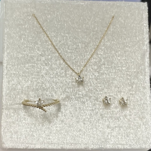 BỘ TRANG SỨC VÀNG 10K ĐÁ QUÝ WHITE QUARTZ GỒM NHẪN, HOA TAI, DÂY CHUYỀN