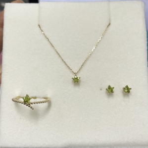 BỘ TRANG SỨC VÀNG 10K ĐÁ QUÝ PERIDOT GỒM NHẪN, HOA TAI, DÂY CHUYỀN