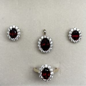 BỘ TRANG SỨC KẾT HỢP GIỮA VÀNG 10KYG VÀ ĐÁ QUÝ GARNET VÔ VÙNG SANG TRỌNG VÀ TINH TẾ.