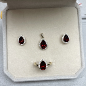 BỘ TRANG SỨC KẾT HỢP GIỮA VÀNG 10KYG VÀ ĐÁ QUÝ GARNET SANG TRỌNG QUYẾN RŨ