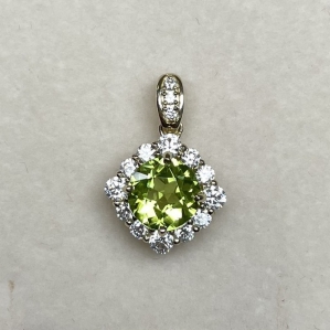 MẶT DÂY CHUYỀN KẾT HỢP GIỮA VÀNG 10KYG VÀ ĐÁ QUÝ PERIDOT