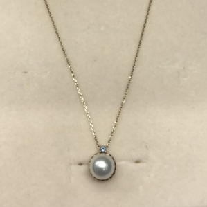 DÂY CHUYỀN NGỌC TRAI AKOYA KẾT HỢP VÀNG 10KYG VÀ ĐÁ TOPAZ