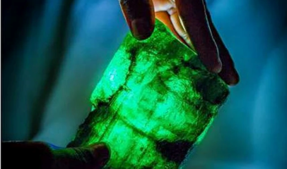 PHÁT HIỆN VIÊN NGỌC LỤC BẢO KHỔNG LỒ TRỊ GIÁ 2,5 TRIỆU ĐÔ LA